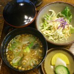 Zenshin An - 蕎麦湯、ｻﾗﾀﾞ、なめこの味噌汁、漬物
