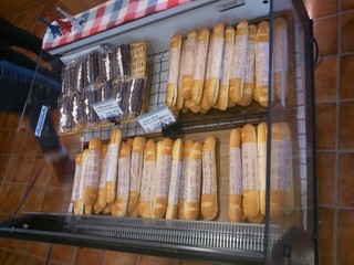 h Sueno Sato - ミルキーフランスなどのパンです。