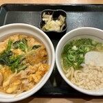 Nakau - 「菜の花の親子丼」550円也。「京風つけもの＆小うどん」240円也。税込。