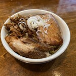 はりけんラーメン - チャーシュー丼　普通のラーメン店ではこのチャーシューがラーメンに乗る。味付けは薄めなので、ラーメンスープを少し足して食べるといいかもです