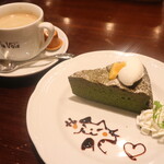 Cafe la voie - ホットコーヒーと抹茶の濃厚ケーキ