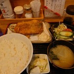 だるまや - 名物・アジフライ定食1000円