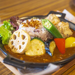 箱根唐揚げKARATTO - 特製カレー（1,815円）＋ドリンクセット（275円）。