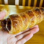 ブーランジェリ･エ･カフェ　オブジェ - 冷凍してあったものをリベイクしたものです。デニッシュ生地はバッリバリ！中のアーモンドチョコが蕩けて絶品です♡♡ ほんとに美味。愛してる