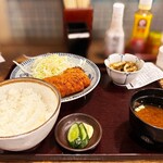 シンヨコ商店 - ランチ 日替わり ロールカツ定食