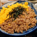 五の五 - 令和6年4月 営業時間(11:00〜23:00)
            鶏そぼろ丼定食 税込748円
            鶏そぼろ丼、みそ汁、漬けもの