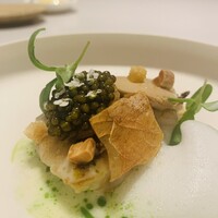 レミニセンス - ②【赤ムツ】
                    ★ 静岡産のノドグロの炭火焼き、フォアグラのテリーヌ、キャビア、ミルクとバターのソース、ナッツ+胡麻のパウダーかけ