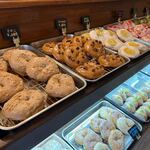 のあドーナツ - お店にはまだ午前中の訪問だったんで沢山の天然酵母の手作りドーナッツが並んでました。