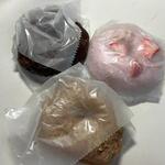 のあドーナツ - 私は並んだドーナッツの中から３種類を選んでお持ち帰りしてみました。

