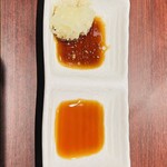 炭火焼肉 ジュンチャン - おろしポン酢とジュンチャン特製タレ