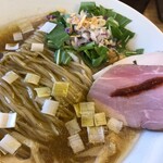 めん処 きよ洲 - 佐助豚とオリーブの脂の層がキラキラです！