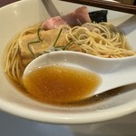 酒肴場 屯 - 今日の煮干しは背黒が入ってほろ苦ビターな大人な味わい