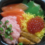 海鮮と肉のどんぶり屋 どん八 - 特選四色丼