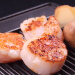 Grilled scallops in butter and soy sauce