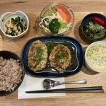 Rokabo Kafe Anzu - 週替わりランチ（ひじき、枝豆、蓮根、豆腐が入った、つくねハンバーグ）