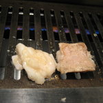焼肉のんき - 塩ほそ・・・網、ガス火で焼きます。安っぽい”なんちゃって”炭火なんかより、肉の味が楽しめるので個人的にはポイント高いです。