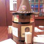 Taishuusakaba Daimasu - 大テーブルの一コマ　スナフキンのような帽子