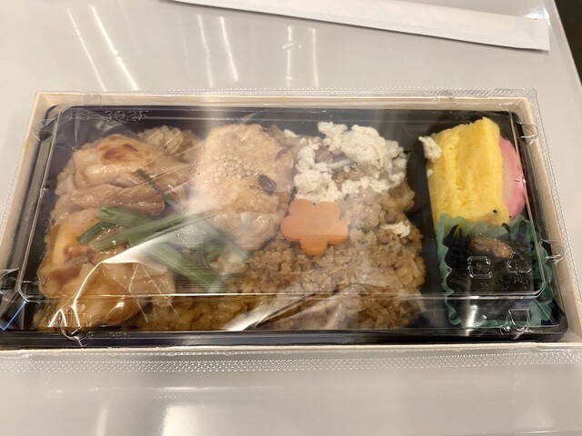 炙りえんがわ 新津駅「えんがわ押し寿司」(1200円)～駅弁屋さんの厨房ですよ