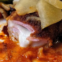 Fruits Bistro SABLIER - 豚フィレ肉のコンドンブルー　紅玉王林のアクセントの断面をくぱあとなw 202404