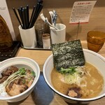 東京ラーメン 射心 - 濃厚魚介白湯ラーメン(¥880)とﾁｬｰｼｭｰ丼 小(¥350)