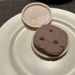 五本木 AKIMOTO - チャージのコンビーフ最中500円。これだけで1杯消えるw