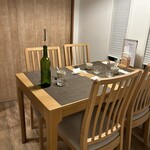 五本木 AKIMOTO - お得なスパークリング付きコースは、この半個室のみでの提供。4人まで