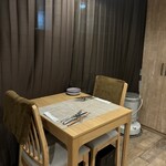 Gohongi Akimoto - 半個室以外の唯一のテーブル席