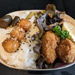 Maruoka - 同じくおいしいお弁当シリーズの「広島県産特選カキフライ弁当」(￥598-税込)です。相棒は無類の牡蠣好きなのでコレ。