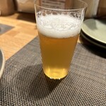 五本木 AKIMOTO - コエド瓶　ワインか迷ったけど、ワイルド目な豚肉とカリッと香ばしい端っこがビールで正解だった