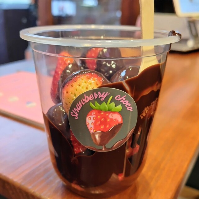 原宿で苺のチョコレート掛けを頂く』by qwertyui8 : Strawberry choco