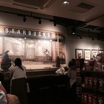 スターバックス・コーヒー - 2014/02 久しぶり…店内は改装され、電源コンセントを完備されたテーブル席も増えていて使い勝手がよくなったような気がする