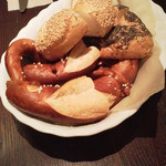 ドイツ・オーストリアビール専門店 ツークシュピッツェ - パンとブレッツェル。つまみにもなるパンというのは初めて知りました。