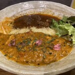 SPICY CURRY 魯珈 - 手前、鰆カレー