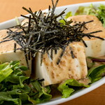 豆腐和海苔的芝麻醬沙拉