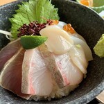 Sumiyaki Koubou Shin - ネタは新鮮！大好物のカツオが嬉しい！
                      盛り付けも綺麗で、ワサビは満足の量。