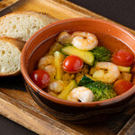 美味十足的蝦子和培根伊都蔬菜的大蒜橄欖油風味鍋