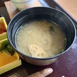 炭焼工房 心 - ◆ 味噌汁
・わかめ・玉ねぎ・揚げ 入りの定番仕様。
和定食には欠かせない一品。