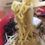 みそ膳 仁科家 - 麺はちぢれが強いから 強く啜ると飛び散る