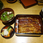 一二三本店 - この段階ですでにお腹いっぱい. ちゃんと奈良漬もあるのが鰻屋さんの矜持. 一二三のタレは江戸醤油の辛口目と覚えているが,. 今回甘く感じた. 