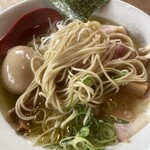 Kigem Mon - 細麺の様子