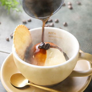 Gelato and hot espresso intertwine exquisitely [Affogato]