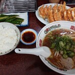 ミスター・ギョーザ - ライス大、きゅうりの丸漬け、餃子2人前、醤油ラーメン