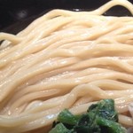 らー麺土俵 鶴嶺峰 - ツルツルモチモチの麺は、決して麺同士が絡まないように盛られている
