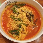 豚ウォリー - ユッケジャンラーメン