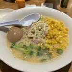 らあめん 万咲 - 豚骨カルボナーラ　コーントッピング