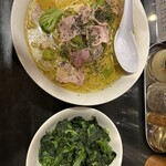 らあめん 万咲 - 豚骨ペペロンチーノ　ほうれん草ダブル　別盛り