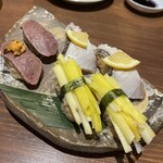 241328129 - 岡山名物の黄ニラやサワラ、肉寿司