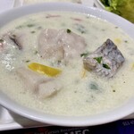 Planeta Grill - PEIXE AO LEITE DE COCOのアップ。魚が入ったココナッツミルクのスープ