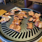 Samugyopusaru To Yasai Ifuu - 追加で オーダーした サムギョプサルの豚肉 焼いて持ってきてくれるのですぐに食べれて楽チンです