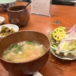 一膳飯屋 りぃぼん - 奥のお漬物はけっこうピリ辛でしたので辛いものが苦手な方はご注意を！